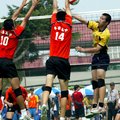 永信盃全國排球賽華僑中學B隊主力攻手擊陳柏翰（右）邊陲強扣穿越麥寮高中的雙人攔阻。
