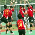 永信盃全國排球賽社女組華僑中學 A隊陳菀婷（左）邊陲強扣穿 越新民高中的3人聯防。