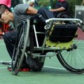 林義傑嘗試打輪椅網球，重心一偏便發生翻車小意外。