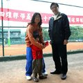 詹謹瑋捐「點心費」給四維網球賽，由南市網委會主委王幸男代表接受