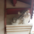 避邪螭虎，有鎮災避邪之用，位於山川門屋頂的下方，兩大門柱的上方。