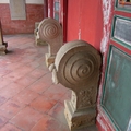 置於中門的前方，許多書院或廟宇都會有，其功能為門柱的基礎的一部分，前後夾住可防止門柱搖動。