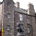 Bobby的品種是Skye Terrier(一種蘇格蘭獵犬)，Bobby在主人死後忠心地守在主人墓碑前常達十幾年之久。Bobby死於1872年，蘇格蘭人為了紀念Bobby的忠心，就特地幫牠立了一個紀念塑像。