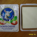 我最喜歡這種硬質goat cheese，厚切0.5公分，放在鄉村麵包上烤一下下，超讚！