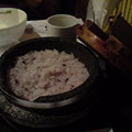 配海鮮豆腐鍋的五穀米飯