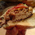 格力鍶的手工漢堡汁多味美，套餐價錢也公道喔！
