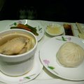台北到 LAX 早餐 : 鼎泰豐雞湯，菜肉包