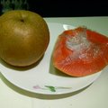 台北到 LAX 晚餐 :水果（太誇張了，美國線是塑膠刀呀? 給整個如何吃呢 ?）