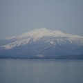 4月下旬的田澤湖，還是看得到附近山頭靄靄白雪。