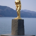 田澤湖畔金子像