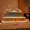 這是阿傑和阿威送給智哥的生日蛋糕，數字『25』代表草蜢成軍25週年的意義。蛋糕好好吃喔！（比那天飯店裡的甜品糕點都好吃N倍喔！）
