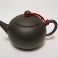 在杭州買的黑紫砂壺，這是一把新壺，沒啥光澤。
