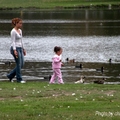 漫步在童年的湖邊，有母親寸步不離的守護。