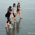 海灘上不時會有一群群年輕人嬉遊，青春漫延十月的海風。