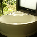 現代化浴缸，泡澡時可以一邊欣賞外面風景