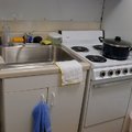 真的是超級超級小的廚房！在這裡做菜，最大的考驗就是：不能同時使用太多鍋碗瓢盆，否則....就天翻地覆，而且無容身之地！！