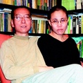 劉曉波（左），與妻子劉霞（右）夫妻情深；劉霞形容丈夫：「他是用詩人的堅毅和激情，推進中國的民主運動」。 （法新社）