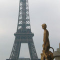五月初的巴黎,天氣有點陰...甚至有點冷,遠眺巴黎鐵塔彷彿路邊賣的紀念品一樣可愛!