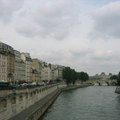貫穿巴黎的塞納河,河岸兩旁的建築與造景,時常成為畫家繪圖的最好素材