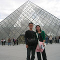 華裔建築師貝聿銘設計的金字塔,是到羅浮宮必拍的景點,一來是地標,一來是華人之光....拍啦!
