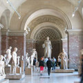 羅浮宮內收藏了世界各地上萬件的古文物,佔地又廣,對於喜愛歷史,藝術,文物的遊客來說是到法國必去的景點