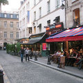 路旁餐廳內的燈飾逐漸亮起,巴黎的夜晚又是另一番風味
