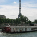 塞納河上的遊艇,帶著遊客們沿著河岸走一趟巴黎市最精華的地區