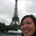 遊船經過巴黎鐵塔旁...車輪妹你的臉看起來有點大喔!!