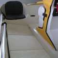 在船艙裡擺放方形的救生氣墊﹐就成為舒適的單人床。一邊一個船艙﹐可睡兩人