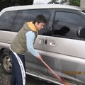 2009牛年除夕團圓-掃把除了可以掃地、當交通工具外(光輪2009)，還可以洗車歐