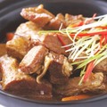 台北國賓粵菜廳/以紅白蘿蔔襯底，選用脂肪與肉比例恰好的牛肋條，與薑、蔥、辣椒、八角爆香，再以砂鍋慢火烹煮，口感軟Q入味