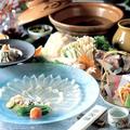 六福皇宮祇園日本料理餐廳，推出的虎河豚套餐含有:開胃菜、薄切生虎河豚、酥炸河豚、醋拌河豚皮、美味河豚鍋、河豚稀飯與綜合鮮果盤。套餐每人NT$ 6,500，單點NT$450