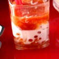 維多麗亞酒店的撼動原力套餐/鮭魚卵與珍珠奶的奇異世界，以台灣特有的珍珠奶茶為發想，創造出將鮭魚卵製作成”珍珠”，再以血腥瑪麗加鮮奶油為底，呈現紅色與白色的鮮明色彩。