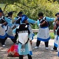 納西族的婦女身著傳統的「披星戴月」服飾，結伴在公園唱歌跳舞，享受愜意的生活。麗江成為國際觀光勝地後，當地的人把地和店家出租，大多是外地人在此地做生意。