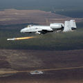 發射小牛飛彈的A10雷霆戰機（在美國本土進行武器評估計劃）