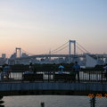 黃昏的彩虹橋 吸引眾多遊客拍照