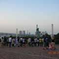 遊客圍觀自由女神像