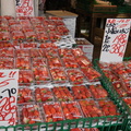 往舊古河庭園路上 水果攤賣的 又大又便宜的 草莓