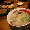 福岡的    一風堂的一口煎饺及味曾拉麵