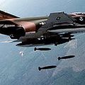 第347戰術戰鬥機中隊的F-4E投放500磅Mk-82炸彈