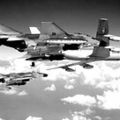 越南戰爭期間，美國空軍的KC-135空中加油機為F-4C加油。這些F-4C掛載了750磅常規炸彈、麻雀空對空飛彈和副油箱。