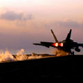 F/A-18戰機從美國杜魯門號航空母艦上起飛