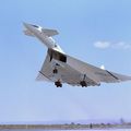 起飛中的XB-70A，注意其可變翼端呈現水平的低速飛行狀態