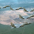 5架F-15E戰機按「人」字飛行