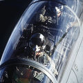 F-15E的雙坐座艙後座為武器控制官