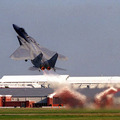 一架開啟後燃器以大角度爬升姿勢離陸的F-15