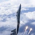 一架屬於佛羅里達州廷德爾空軍基地第325戰鬥機聯隊的F-15D正在投放熱焰彈