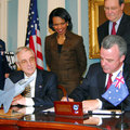 當時澳洲國防部長的Brendan Nelson醫生在2006年12月簽署聯打機生產、維修和後續研發瞭解備忘錄