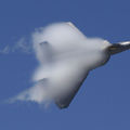 F-22機背凝結雲