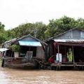 通往柬埔寨洞薩里湖的河流上的船屋和靠水吃飯的人